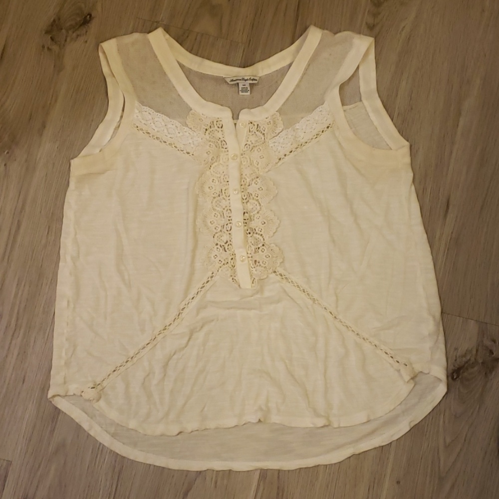 😍Lace and mesh detail tank. Love!